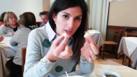 La Raggi spiega a Salvini il debito di Roma usando le molliche di pane