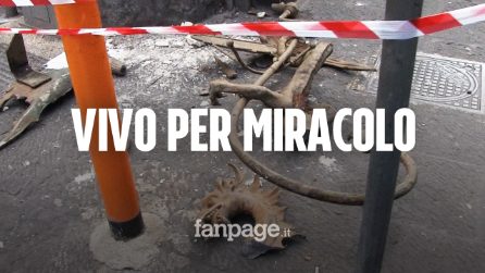 Napoli, giovane ferito dal crollo di una vecchia insegna: "Aveva buco in testa, vivo per miracolo"