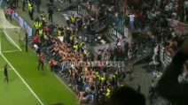 Steward prova a fermare l'invasione dei tifosi dell'Eintracht, ma è tutto inutile