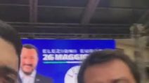 Ancora un selfie - beffa per Salvini: "Dove sono i 49 milioni della Lega"