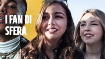 I fan di Sfera Ebbasta che dicono "ti voglio bene", si commuovono e chiedono scusa