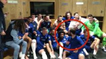 Tutti ridono, Higuain si arrabbia: l'episodio negli spogliatoi del Chelsea durante la foto