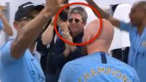 Manchester City, negli spogliatoi c'è proprio lui: spunta Noel Gallagher e si canta 'Wonderwall'