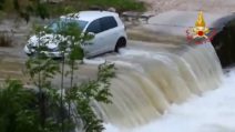 Tre giovani in balia del torrente nella loro auto: intervengono i vigili del fuoco