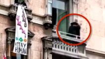 Milano, il momento in cui viene rimosso lo striscione: Zorro fa il gesto delle manette