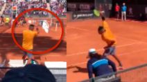 Roma, Kyrgios perde il controllo e lancia una sedia nel campo da gioco: il gesto costa carissimo