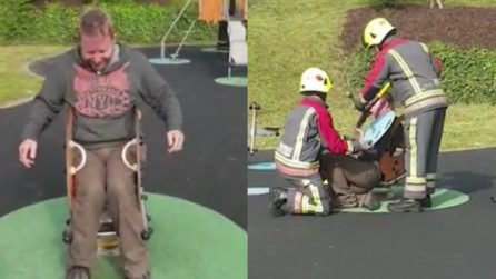Gioca con i suoi figli ma resta incastrato: la scena tragicomica