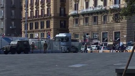 Napoli, camion rimane incastrato tra i cantieri di Piazza Municipio