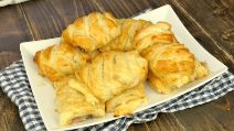 Fagottini di pasta sfoglia e salsiccia, una ricetta facile e versatile perfetta per l'antipasto!