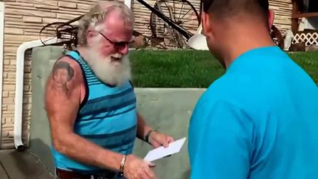 Consegnano una lettera a quest'uomo: lui la legge e dopo scoppia in lacrime