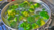 How to cook broccoli without losing its anti-inflammatory and anti-cancer properties!