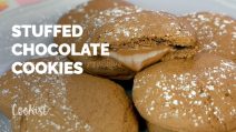 Hazelnut cream stuffed chocolate cookies: thick and chewy, rich of chocolate!