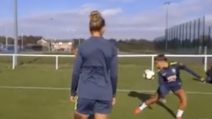 Come Neymar, il gioco di prestigio della calciatrice brasiliana in allenamento