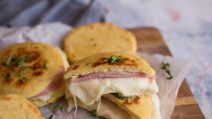 Arepas ripiene di formaggio e prosciutto: la ricetta per delle focaccine facili e saporite!