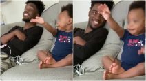 Papà gli parla e il bimbo di 18 mesi risponde così: la tenera "conversazione" davanti alla tv