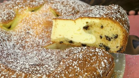 Torta soffice con cuore morbido di ricotta: cremosa, saporita e perfetta per la merenda!