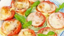 Pomodori al forno con mozzarella e parmigiano: un contorno veloce perfetto per ogni occasione!