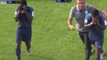 Viene insultato da un avversario: scoppia in lacrime e lascia il campo