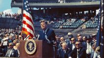 Kennedy annuncia che gli Stati Uniti porteranno il primo uomo sulla Luna
