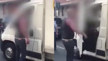 Milano, bastonate al furgone e botte all'autista: folle rissa per una precedenza non rispettata