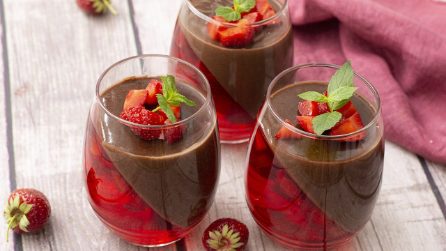 Mousse fragola e cioccolato: il dolce al cucchiaio che vi conquisterà al primo assaggio!