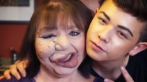 Make-up artist trucca la madre per cancellare dal volto i segni della sua malattia