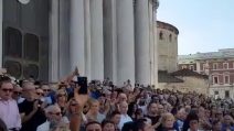 "Ciao Nadia", l'applauso della folla ai funerali della Toffa a Brescia