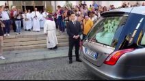 Funerali Nadia Toffa, l'arrivo del feretro tra gli applausi
