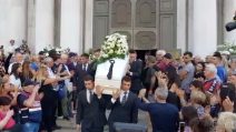 Funerali Nadia Toffa, la cravatta delle Iene sulla bara e l'applauso della folla