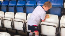 Il Bury FC sta per fallire, tifosi puliscono lo stadio come ultimo disperato gesto d'amore