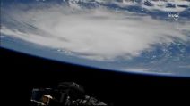 La ripresa dalla Stazione Spaziale mette i brividi: le immagini del gigantesco uragano