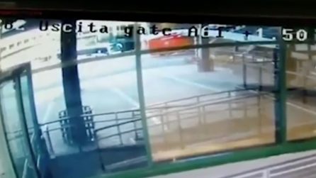 Malpensa, camion dei Vigili del Fuoco si schianta contro il passaggio degli imbarchi