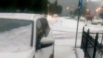 Strade coperte dal ghiaccio dopo l'impressionante grandinata a Calizzano