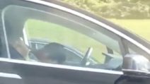 Dormono mentre l'auto sfreccia in autostrada: le immagini della Tesla che fanno il giro del mondo