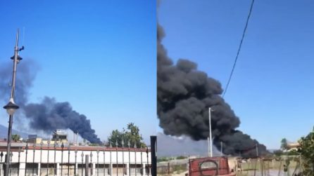 Napoli, alta nube nera a S. Antonio Abate e paesi limitrofi