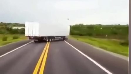 Davanti a lui c'è un tir, che all'improvviso perde il controllo