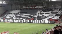 Coreografia alla Gomorra, spuntano Pietro e Genny Savastano nella curva dell'Hapoel Be’er Sheva