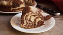 Chiffon cake zebrata: il metodo geniale per cuocerla ed ottenerla alta e gonfia!
