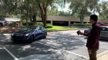 Come KITT: l'auto chiamata dal proprietario, esce dal parcheggio senza conducente