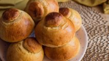 Brioche col tuppo: come farle in casa soffici e profumate passo dopo passo!
