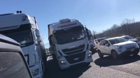 Ristoratori bloccano l'autostrada A1: forte protesta contro le restrizioni Covid