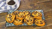 Girelle di pasta sfoglia con ricotta e gocce di cioccolato: cremose, facili e pronte in 20 minuti!