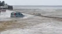 Il livello del mare si alza e invade le strade: un'auto viene sommersa