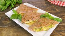 Tramezzini di carne con prosciutto, formaggio e pesto: la ricetta gustosa pronta in 20 minuti!