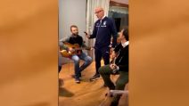 Nazionale, Gianluca Vialli canta "La canzone del Sole" con tutti gli azzurri