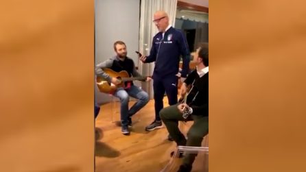 Nazionale, Gianluca Vialli canta "La canzone del Sole" con tutti gli azzurri