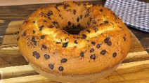 Ciambellone al bicchiere con gocce di cioccolato: soffice e profumato, si prepara senza la bilancia!