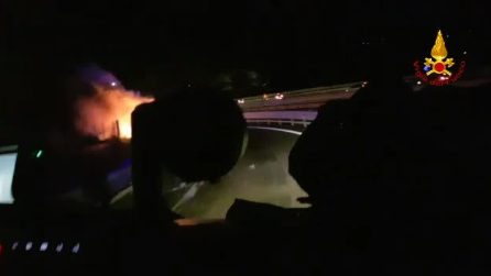 Autobus pieno di pellegrini in fiamme sull'A16 Napoli-Canosa