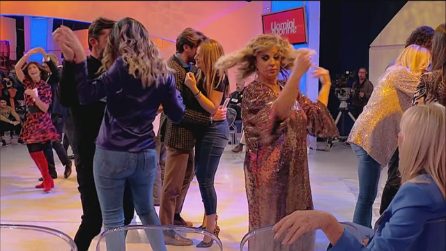 Uomini e Donne, puntata 19 novembre: Juan Luis balla con Barbara, Gemma gelosa