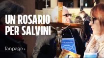 Il rosario per Salvini alle porte del tribunale di Torino nel giorno del processo al leader leghista